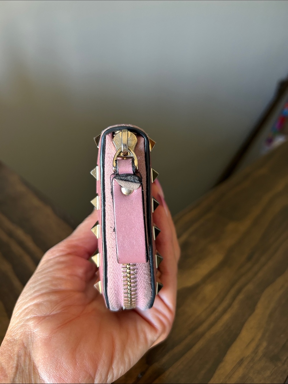 464. Valentino Garavani Pink Zip-Around Rockstud Wallet with Gold Studs - Picture 6 of 10